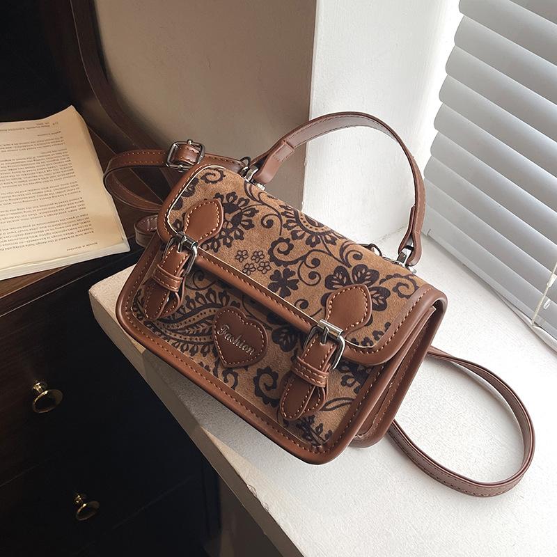 Niche retro portable shoulder bag women's simple 2025 new fashion versatile commuter messenger small square bag