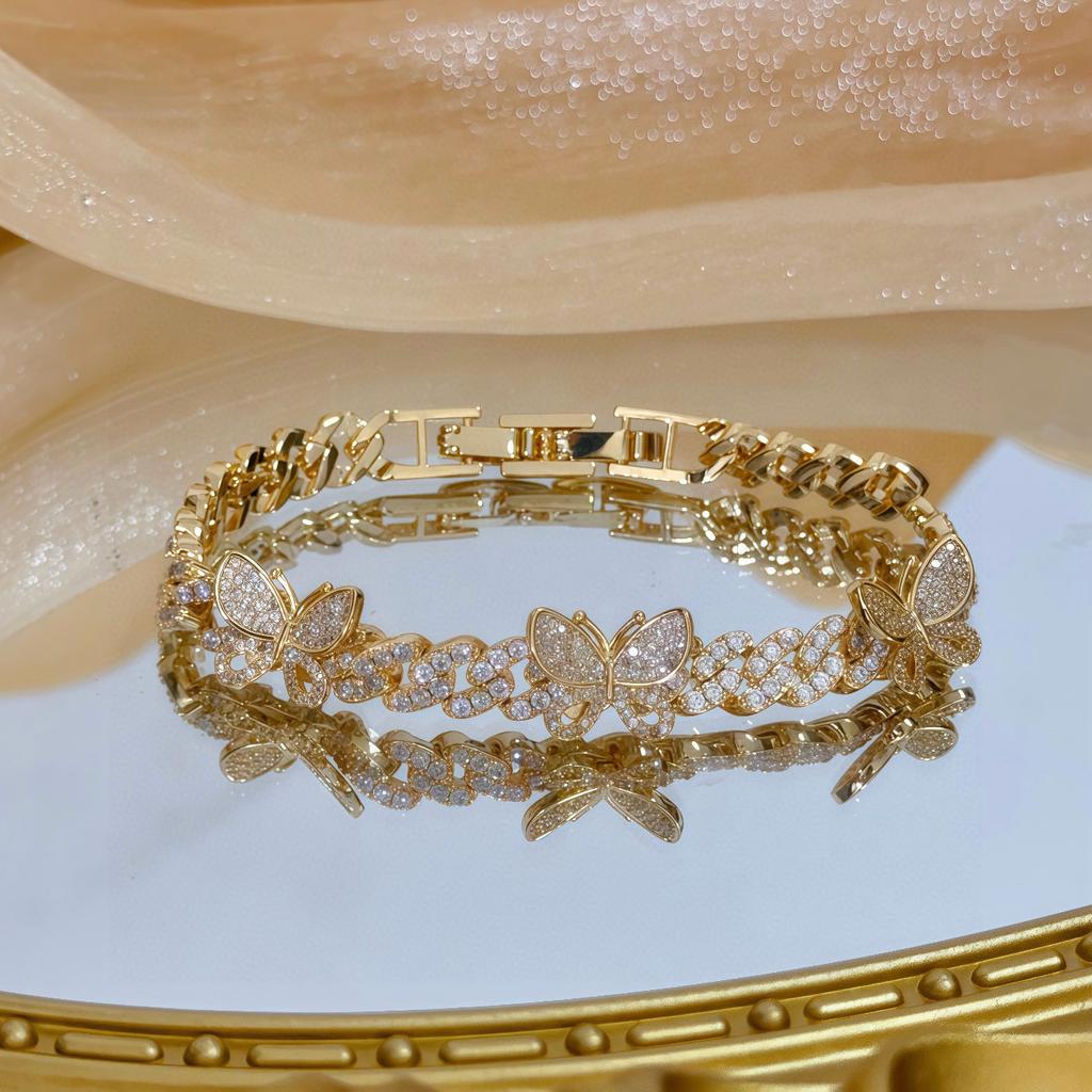 Schmetterlingsarmband mit Vollbesatz aus Diamanten, Einlage aus Naturstein, die echte Details zeigt. Süße Serie, Mehrblumenarmband Naturstein