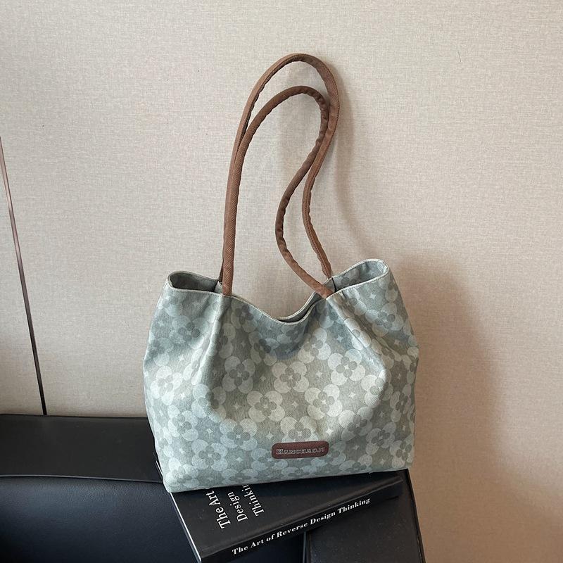 

Large-capacity tote bag women s new summer fashion casual versatile shoulder bag niche commuter bag зелёный