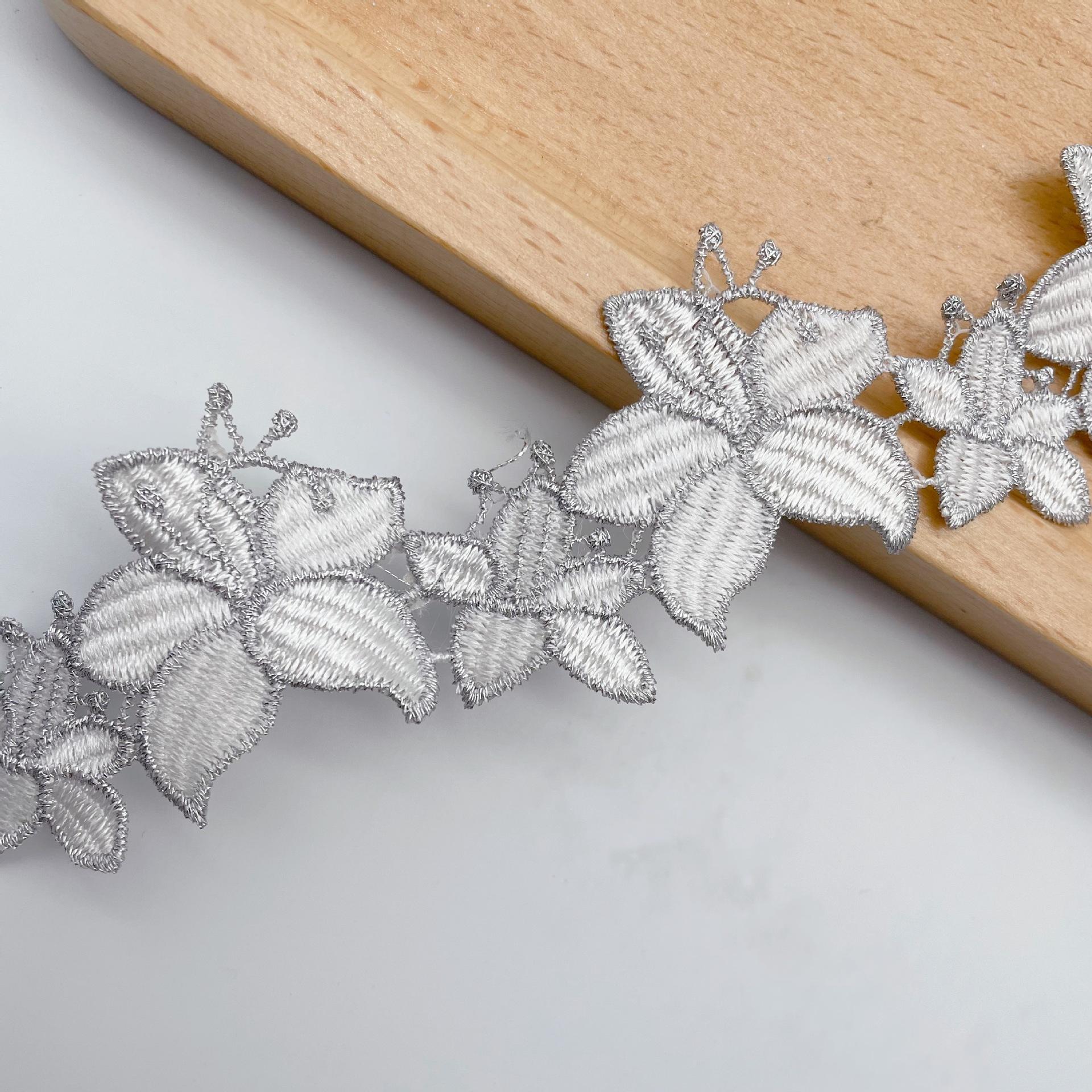 

Декоративное кружево с аксессуарами Ткань Кружевные аксессуары Вышивка высококачественной золотой нитью Водорастворимое кружево Материалы для одежды Ципао white + silver, about 4CM wide