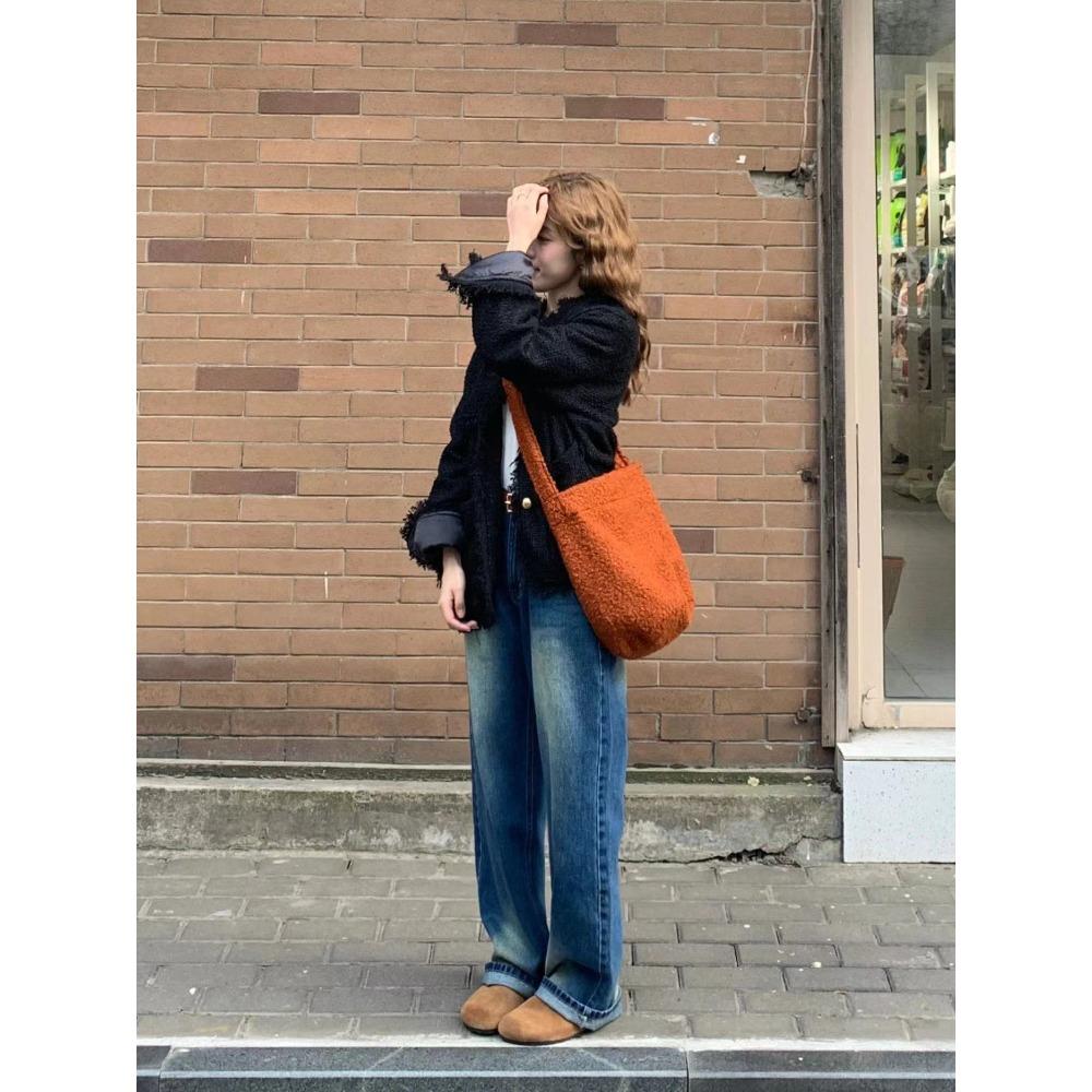 

Korean version of caramel color large-capacity bucket bag 2023 new plush practical round bottom single shoulder messenger commuter bag коричневий