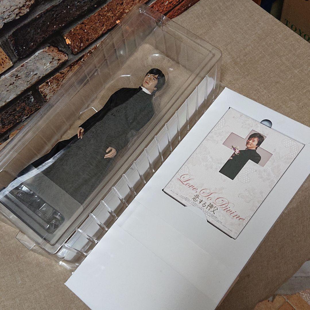 

[Б/У] Квон Сан У: Фигурка Священник в любви + DVD + Блокнот