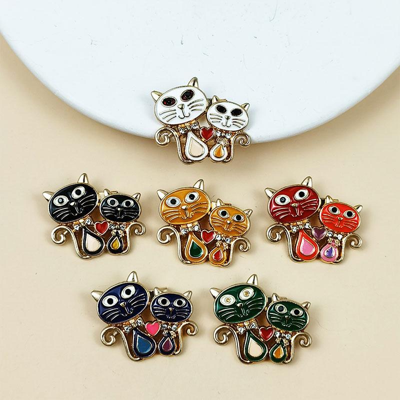 1PC Cat Brooch Cartoon Two Cats Cute Zinc Alloy Versatile Pin Buckle Clothing Accessories Diamond Inlaid