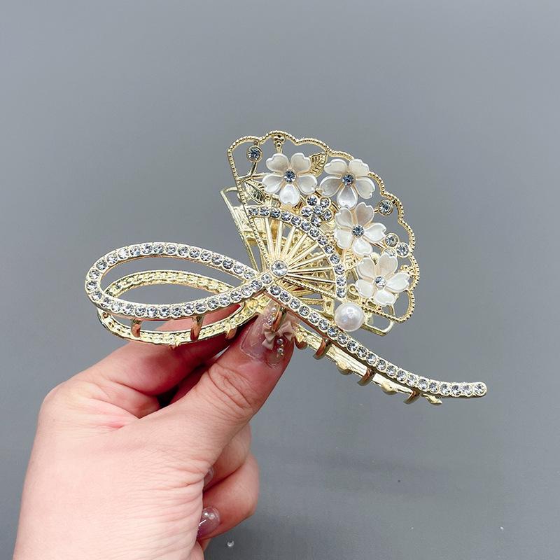 

Заколка для волос «Акула» с жемчугом и стразами «Лилия долины»