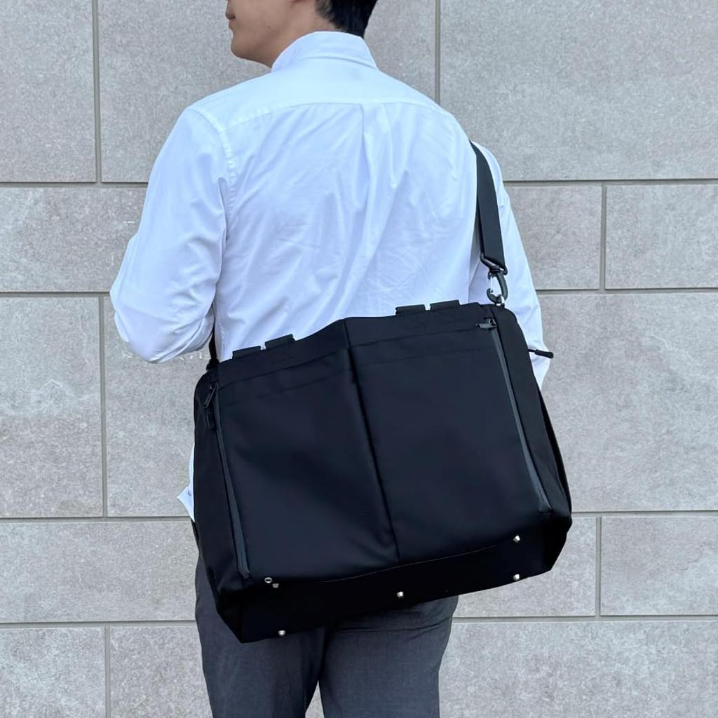 Never lose track of your phone or documents A yet tote bag with double [piuno] again! large-capacity easy-to-carry, multi-functional 3-way handles.