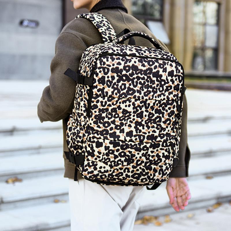 Rucksack mit Leopardenmuster, mehreren Taschen und verstellbaren Trägern