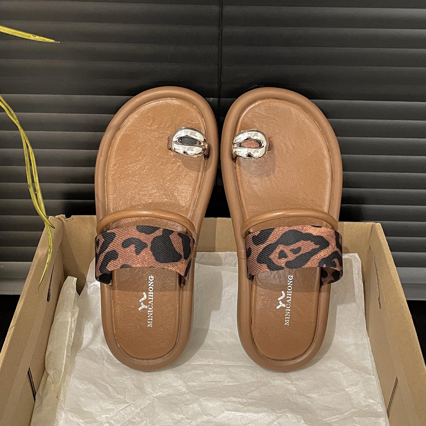 

Модный тренд ретро нескользящие толстоподошвенные шлепанцы на одной перемычке женские летние 2025 новые модели с юбками французские сандалии 40 цветной печати леопарда