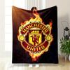 Un logo del Manchester United en llamas con un fondo oscuro. manta para todas las estaciones manta para la hora del almuerzo manta de regalo