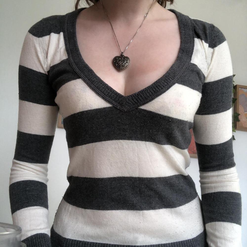 Women's V Neck Long Sleeve Horizontal Stripe Slim Fit Flared Cuff Knit Sweater Top