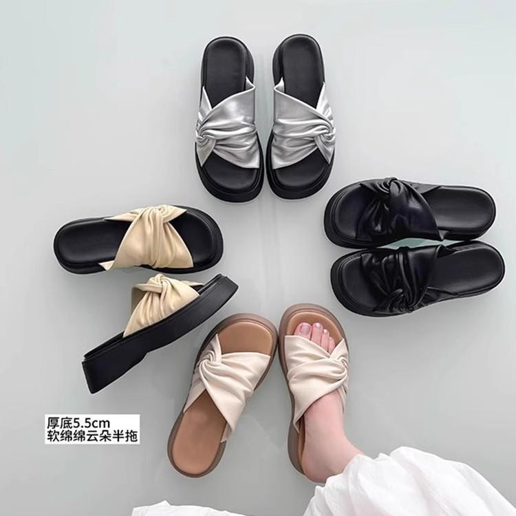 Comfortable, thick-bottomed heightening pleated slippers women's 2025 new Korean version of versatile flat-bottomed one-word sandals summer wear