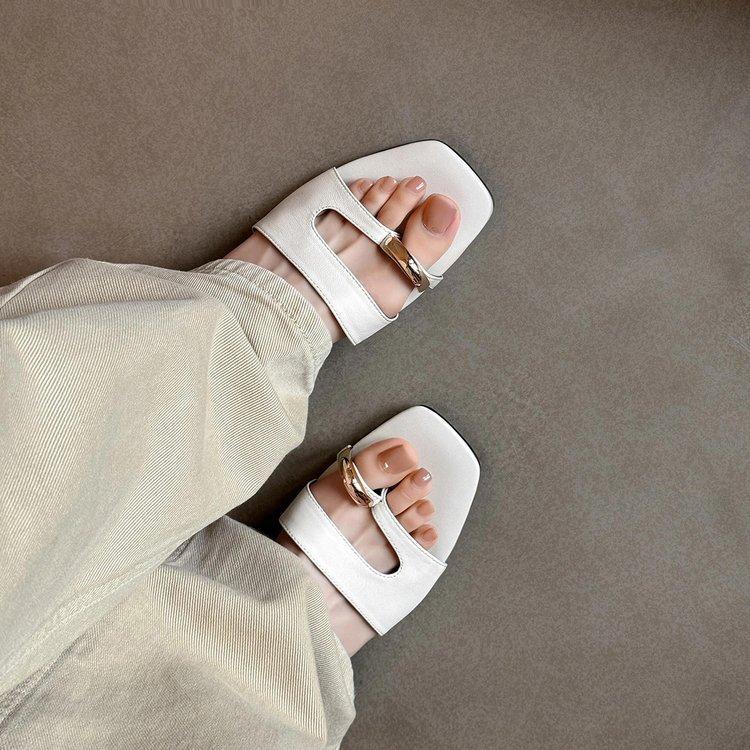 Design open-toed flats women's 2025 summer new metal buckle toe slippers French temperament sandals