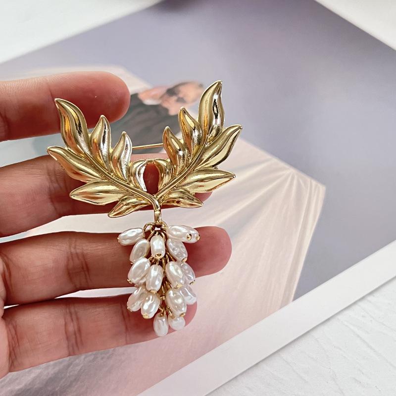 

New Arrival Women Baroque Vintage Leave Tassel Brooches Retro Pearl Badges Luxury Earrings For Lady Party Jewelry Gift