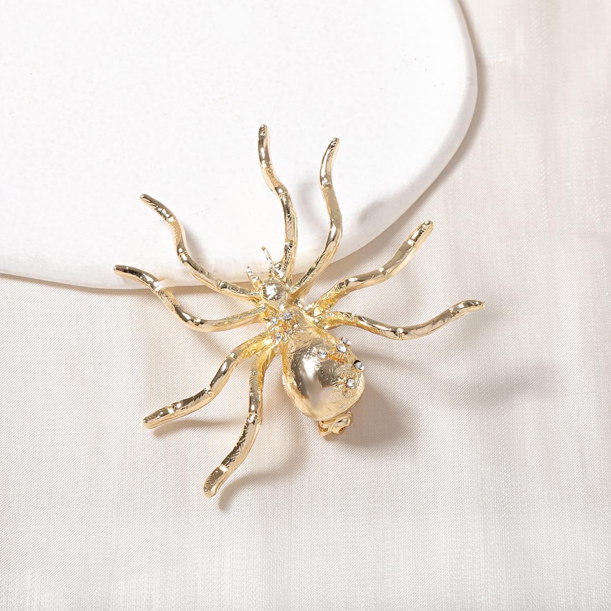 

Digadagu Metal Spider Brooch Exaggerated Personality Insect Corsage New Women s Party Zircon Accessories золотий