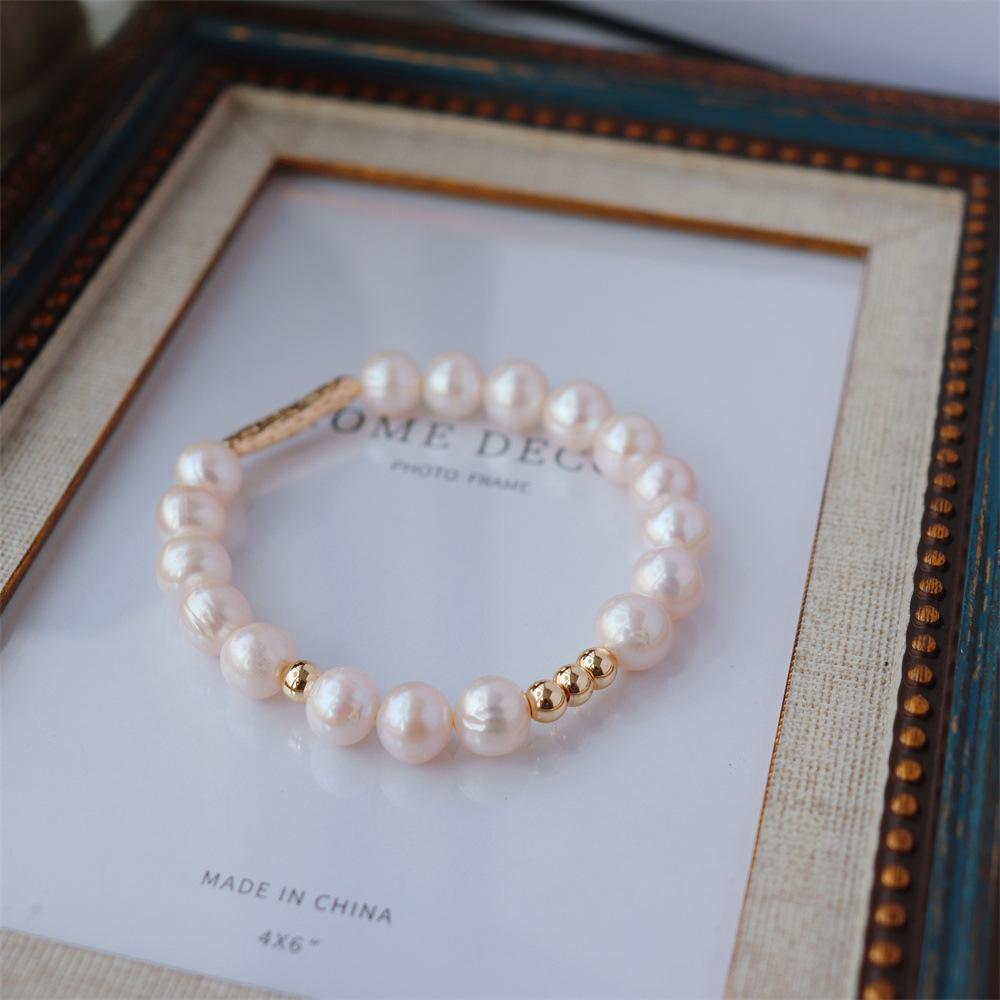 Light Luxury9MM Natural high-luster freshwater pearl bracelet with a unique, delicate gold-tone design, exuding a sophisticated and elegant Baroque