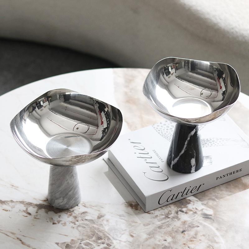 Lekki Luksus Nordic Marmurowy Talerz na Owoce Ozdoby Projektant Willi Modelowy Pokój Wysoki Metalowy Talerz na Przekąski z Suszonych Owoców Ozdoby