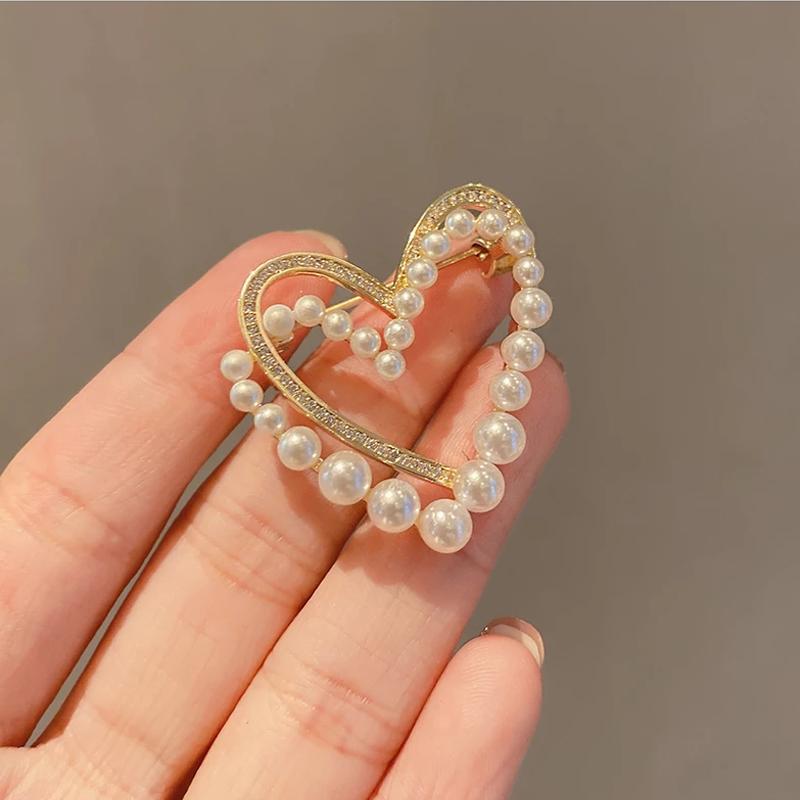 Simple Temperament Faux Pearl Zircon Brooches for Women Elegant Love Heart Pins Clothes Accessories Wedding Gifts