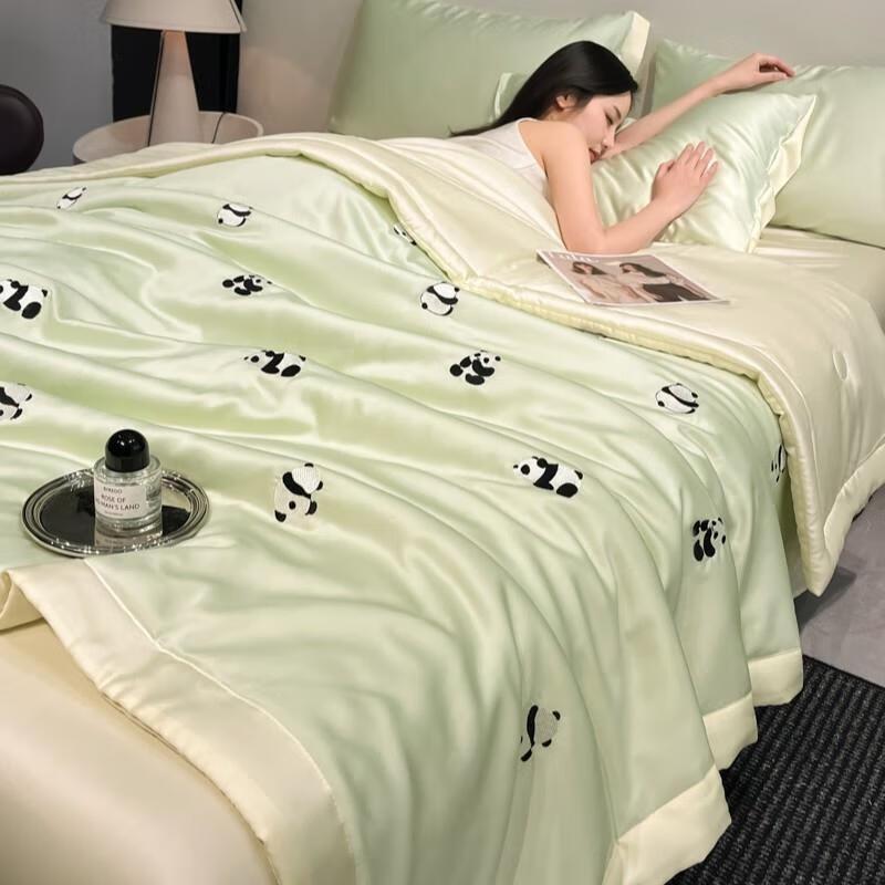 

Embroidered Ice Silk Summer Quilt