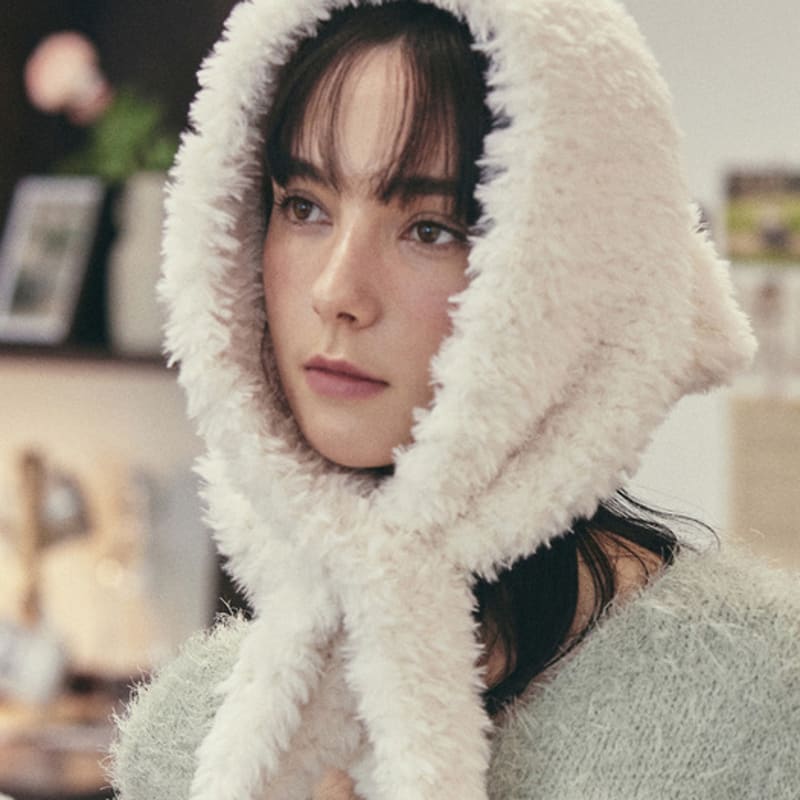 

VARZAR Label Fur Bandana Cream FREE