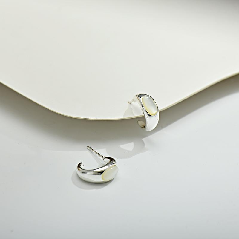 Japanese-Korean Oval Shell Stud Earrings, S925 Silver Needle, Versatile Niche Design, 925 Sterling Silver