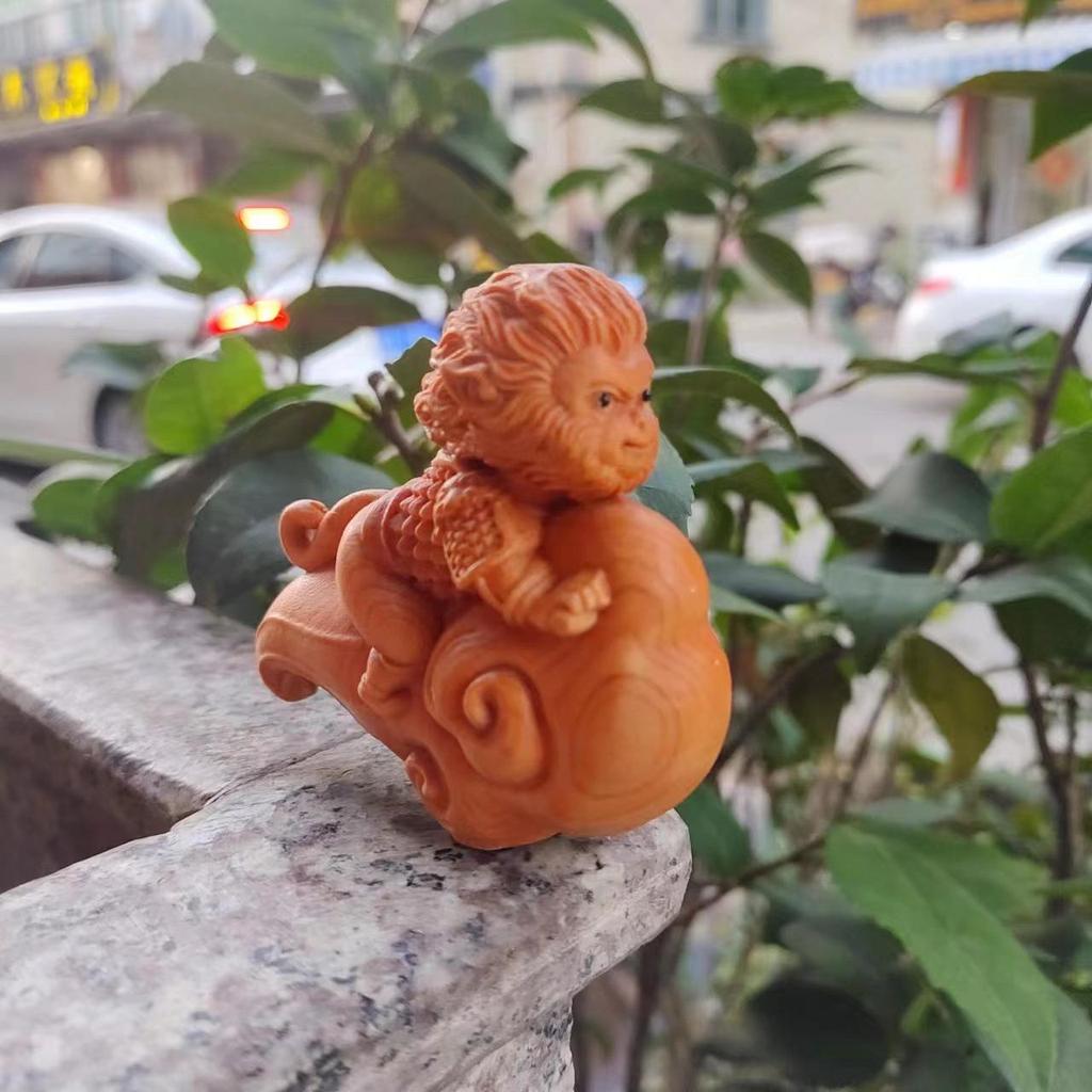 Thuja Wood Zodiac Animals: Rzeźbione wisiorki z motywem Kaczora Donalda i Myszki Miki.