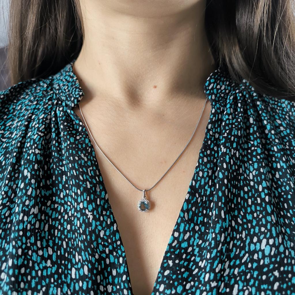 Серебряная подвеска с топазом Лондон Блю 1.062ct, фианитами (2204473)