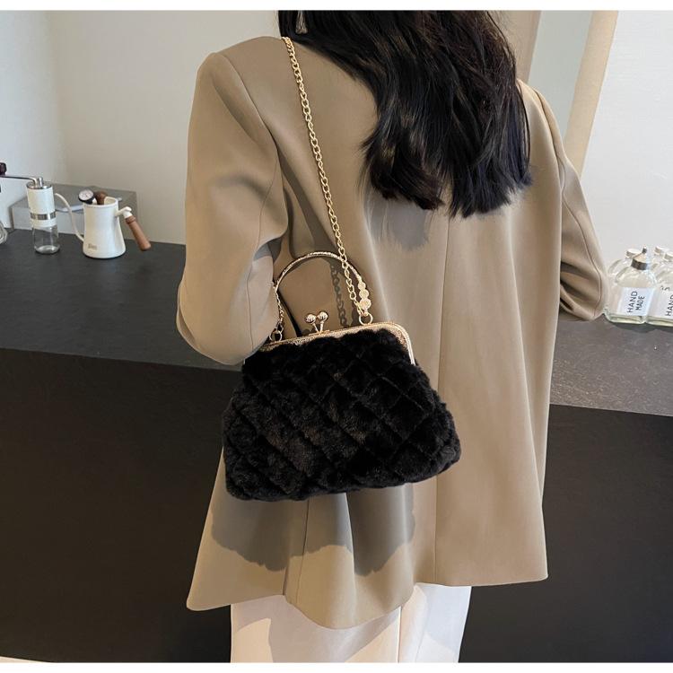 Rhombus Kette kleine Tasche Damen 2024 neue Herbst und Winter Plüschtasche vielseitige Clip Shell Tasche Handtasche Haartasche