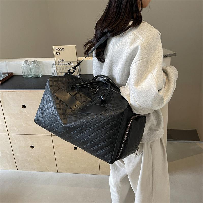 Stylish and simple foreign style fitness bag, diamond large capacity dry and wet separation, portable travel bag, business trip with shoes warehouse