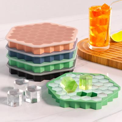 Silikon Eiswürfelformen mit Deckel 37 Fächer Wabenmuster Eiswürfelformen für Whiskey Cocktails Wiederverwendbarer Eisbereiter Familienfeier Barzubehör