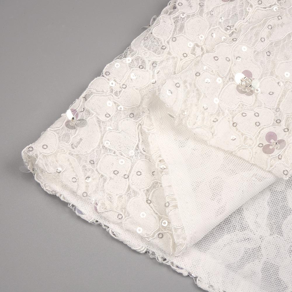 Elegante Vestido Blanco de Encaje con Cuello Alto, Mangas tipo Chal y Cintura Calada