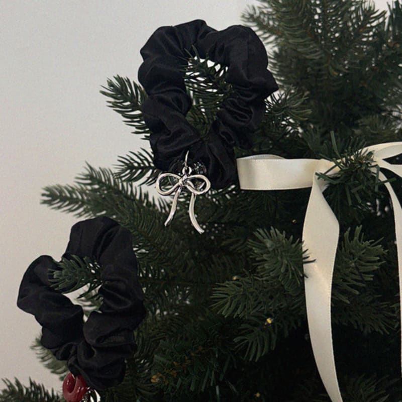 APIOH Charm Ribbon Scrunchy