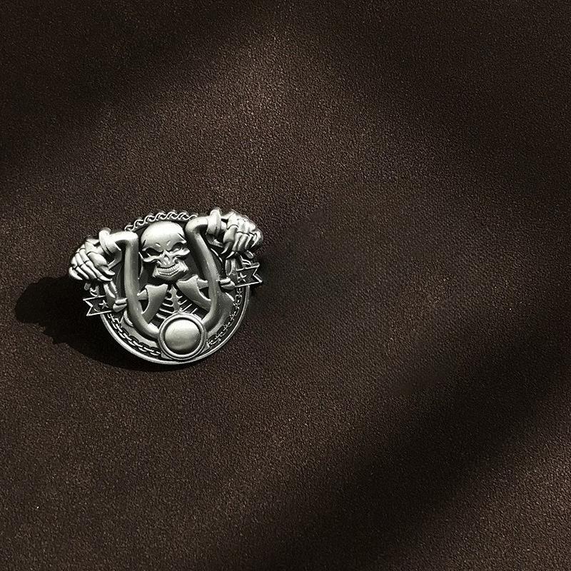 

Skull-shaped Brooch Male and Female Universal Dark Punk Style High-end Metal Badge Clothes Bags Accessories Halloween Brooch сірий колір