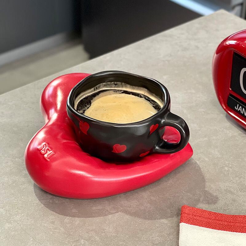 Shangqi 250ml Plastikkkaffekopp & Fat Set med Hjärtunderlägg