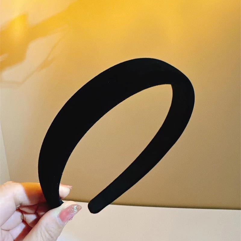 

Бархатная черная повязка на голову с бриллиантами для женщин: Возвышенный стиль с шикарным штрихом