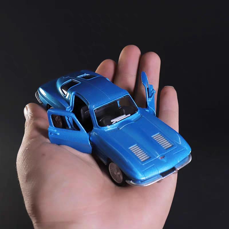 „Retro Classic“, 1963 m. „Chevrolet Corvette C2 Stingray“ 5 colių metalinio automobilio modeliavimo slėginė ir žaislinė transporto priemonė RMZ city 1:36 lydinio modelio dovanos vaikams