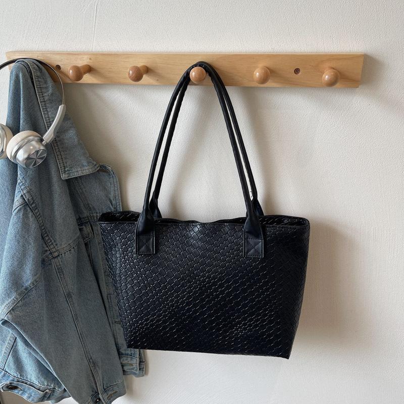 Вдавленная большая вместимость ретро 2025 осень и зима новая повседневная однотонная текстура плечо портативная женская сумка