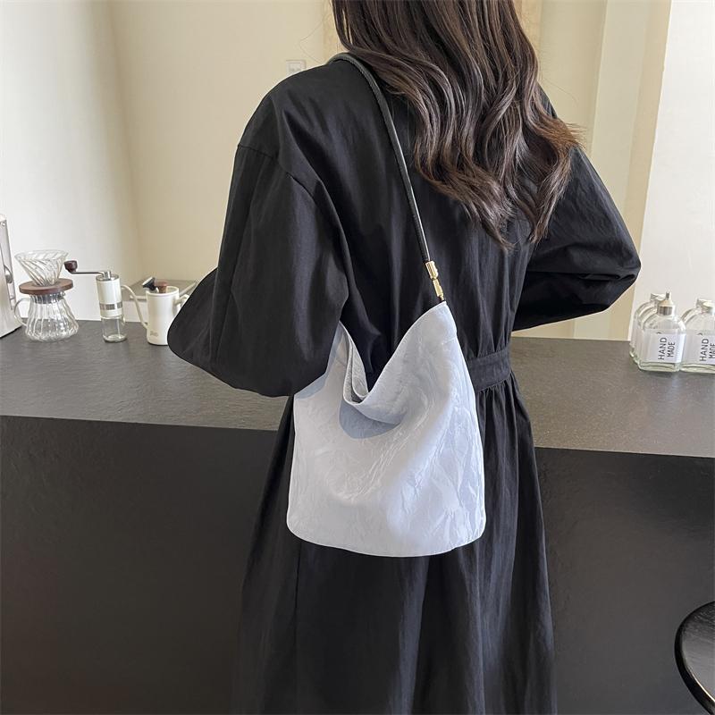 Мягкая кожаная сумка через плечо — фото 3