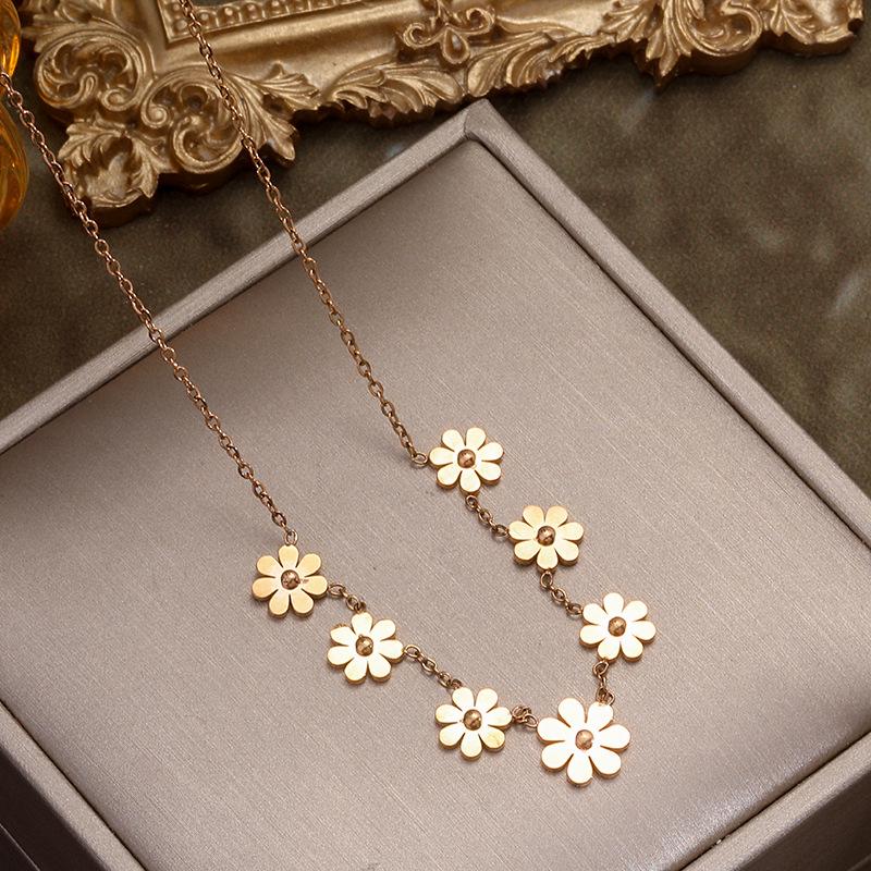 Women's Titanium Steel Sunflower Necklace: Elegant Gold, Niche Design, Non-Fade, Light Luxury Clavicle Chain with Small Daisy Accent.
