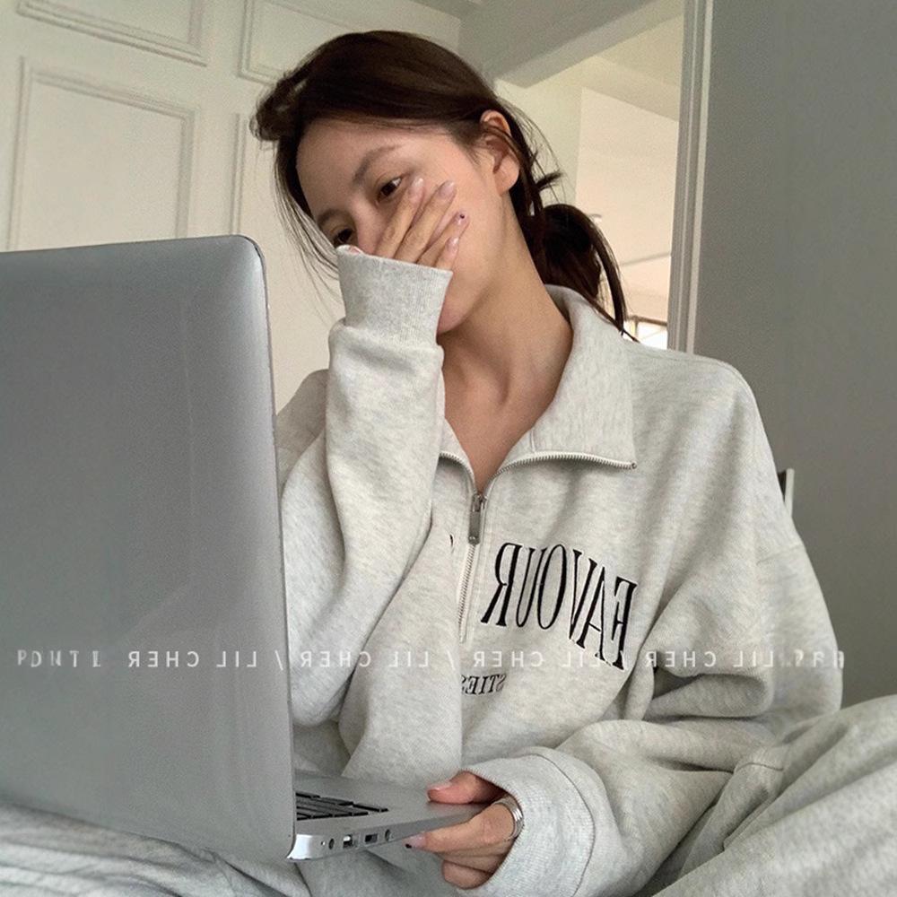 Damska oversize szara bluza retro z kołnierzykiem polo, top z półzamkiem - styl jesienno-wiosenny