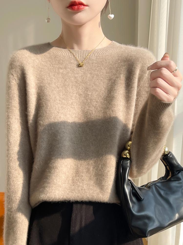 Women's Classic Round Neck Seamless Knitted Base Layer Sweater - Perfect for Autumn and Winter.