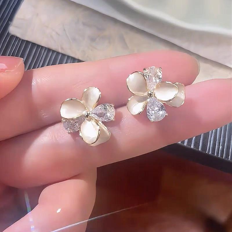 

Sweet little fresh crystal drip glaze flower stud earrings light luxury high-end temperament atmospheric earrings new earrings