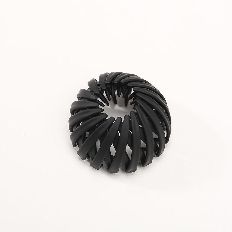 After Applying The Hairband, The Lady Ties A Ponytail with A Hairpin and A Bun Hair Accessory. чёрный