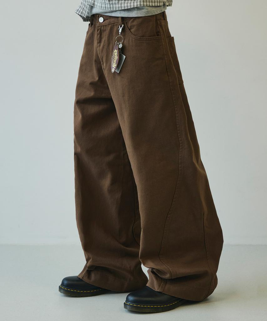 SIGNATURE Twist Curved Cotton Pants [Brown]
