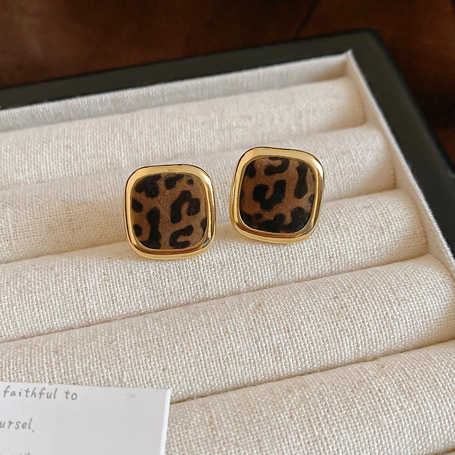 Осенне-зимние ретро флокированные серьги-пусеты с геометрическим квадратным леопардовым принтом, простые серьги в стиле Майяр, нишевые серьги