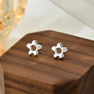 Flower Earrings Are Exquisite, Sweet, Diamond-studded Simple Small Earrings Are Versatile and Cute Commuting Daily