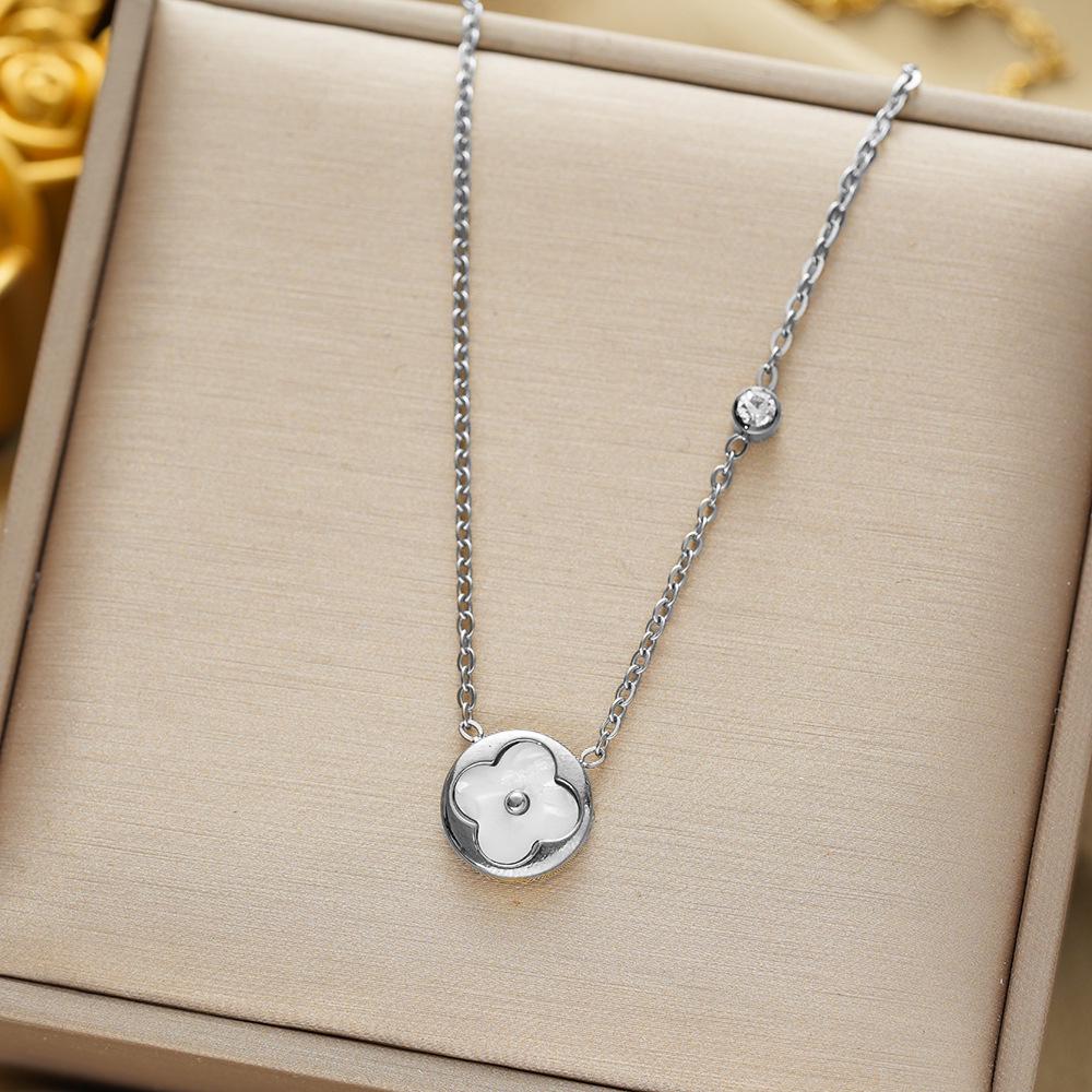 Raffinato Bracciale Quadrifoglio Guscio Bianco Acciaio di Titanio - Gioiello Elegante e Lussuoso da Donna