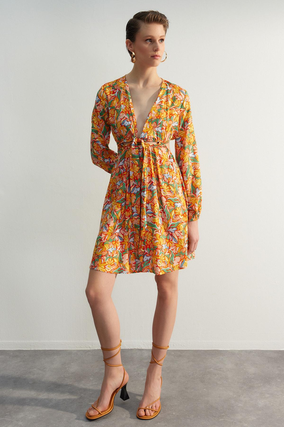 

Оранжевое платье с декольте ограниченной серии TWOSS23EL01618