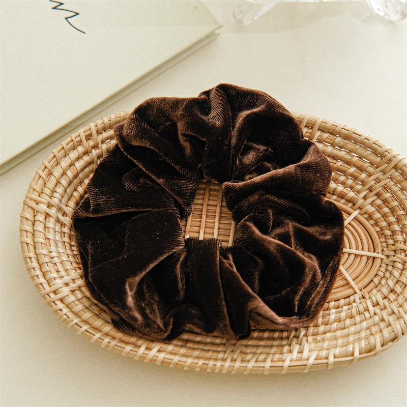 

Velvet Retro American-Style Large Hair Band for Autumn/Winter – Elegant, Simple, Fashionable Hair Accessory