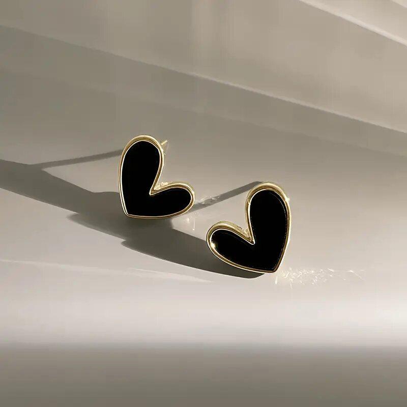 Korean version of love stud earrings, niche minimalist design retro earrings, high-end temperament heart-shaped jewelry