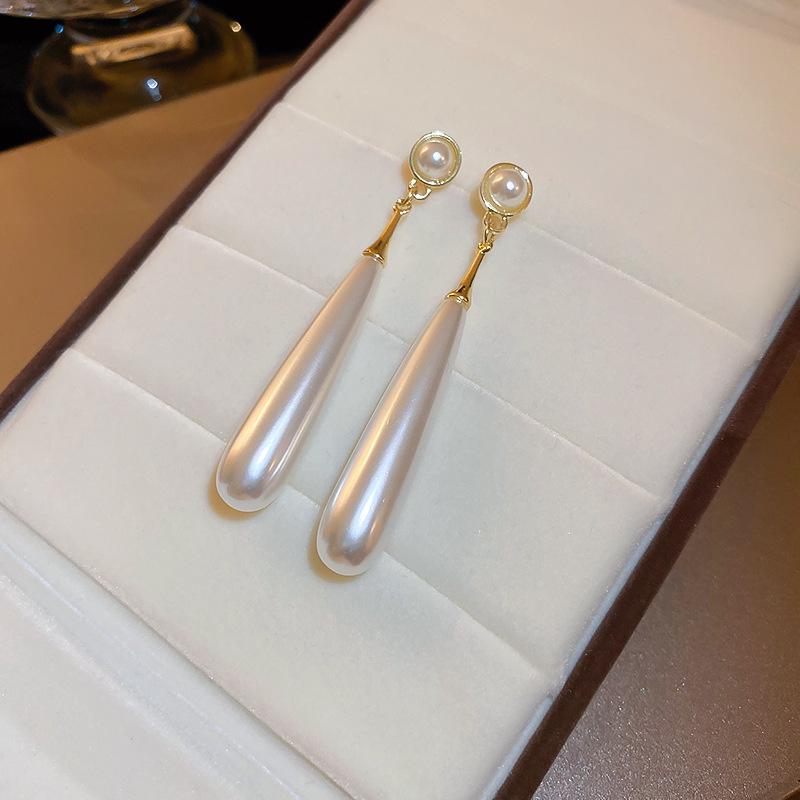 Elegant Zircon Pearl French Retro Luxury Earrings 2025