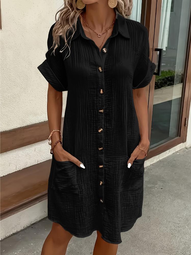 Minimalistisches Weißes Hemdblusenkleid Aus Atmungsaktivem Stoff, Mit Einem Scharfen Kragendesign und Ordentlich Angeordneten Knöpfen, Die Einen Hauch von Vintage-Charme Verleihen